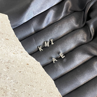 Classic Bogstav Stud Øreringe Sølvfarvet Mini