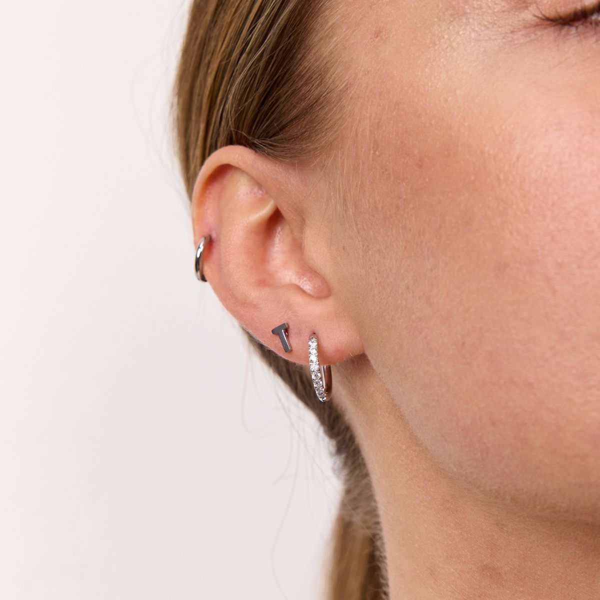 Classic Bogstav Stud Øreringe Sølvfarvet Mini