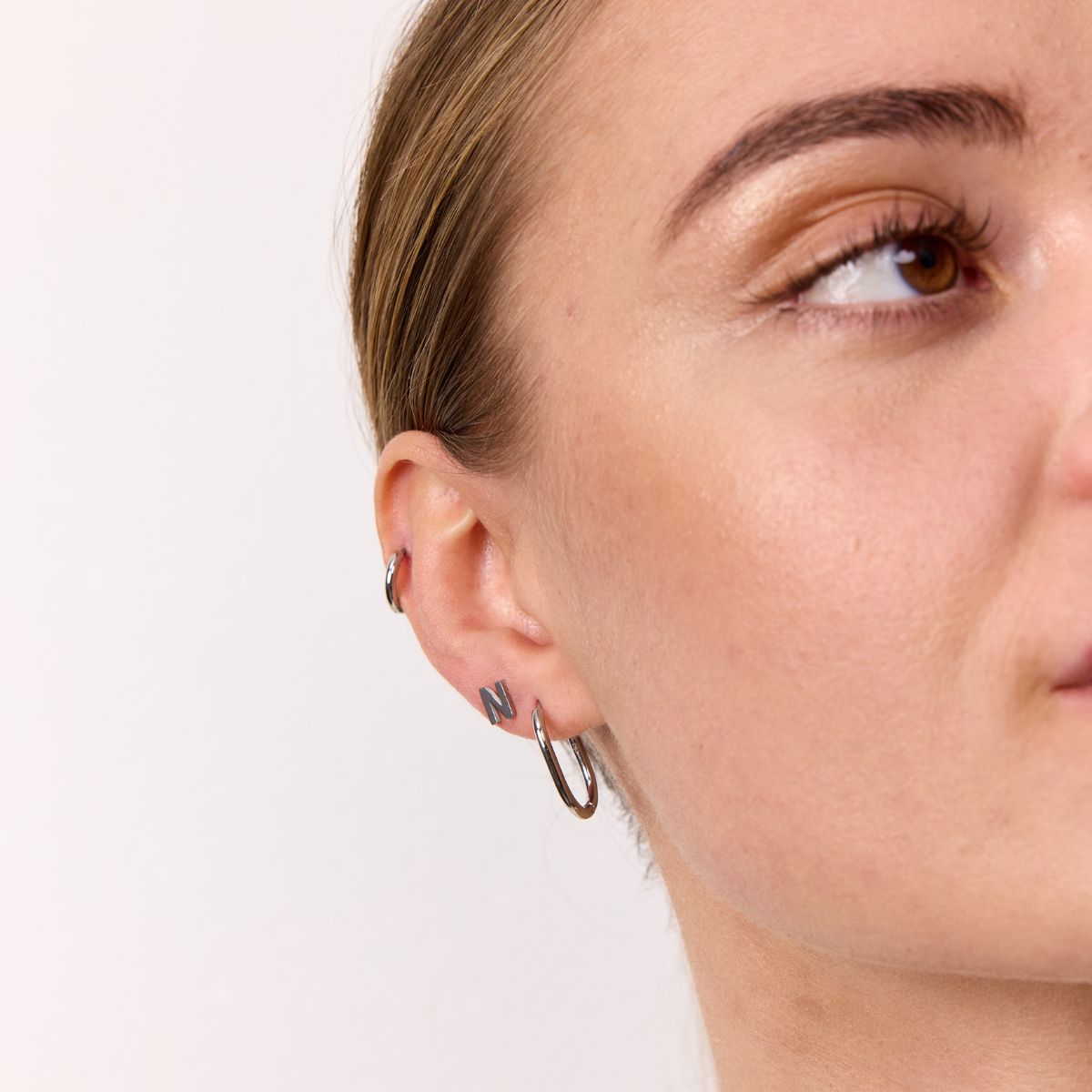 Classic Bogstav Stud Øreringe Sølvfarvet