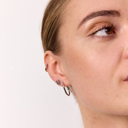 Classic Bogstav Stud Øreringe Sølvfarvet