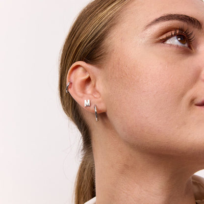Classic Bogstav Stud Øreringe Sølvfarvet